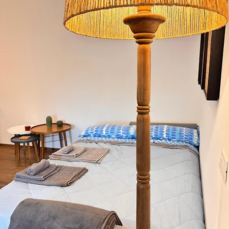 Modern Renovated Near Center & Transit شقة