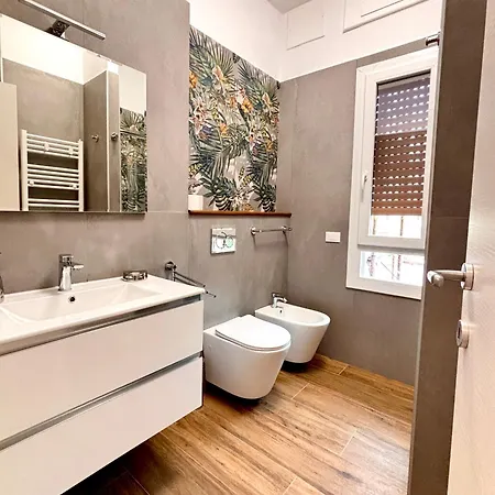 Modern Renovated Near Center & Transit شقة *