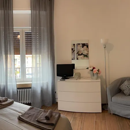 Modern Renovated Near Center & Transit شقة