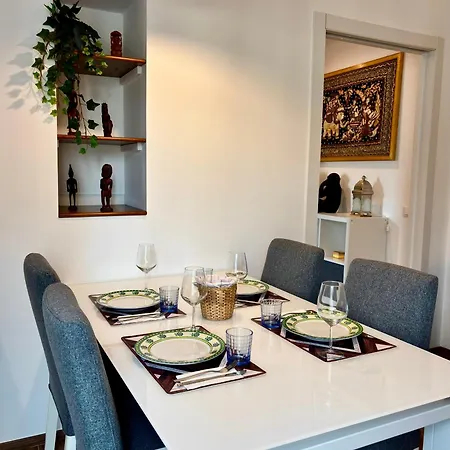 Modern Renovated Near Center & Transit شقة