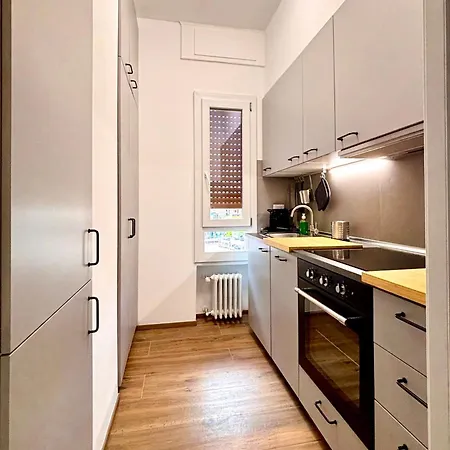 Modern Renovated Near Center & Transit *